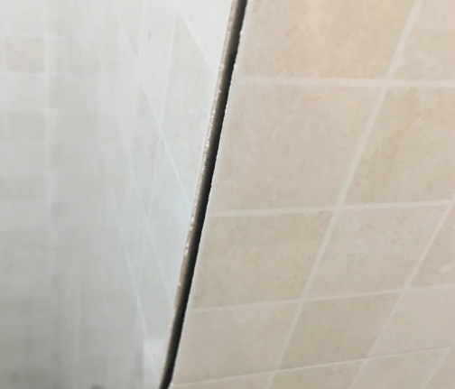 三亚瓷砖空鼓维修公司分享阳台瓷砖脱落的修复过程可以分为以下几个步骤